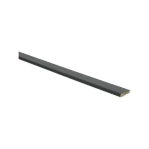 Plakplint voor PVC vloeren en laminaat vloeren. Met zelfklevende plakstrip. Kleur zwart RAL 9005.